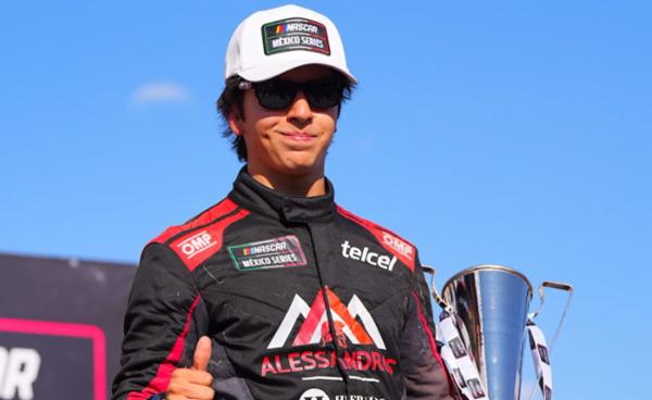 Helio Meza, por el título de NASCAR Challenge en la gran final en el Miguel E. Abed de Amozoc